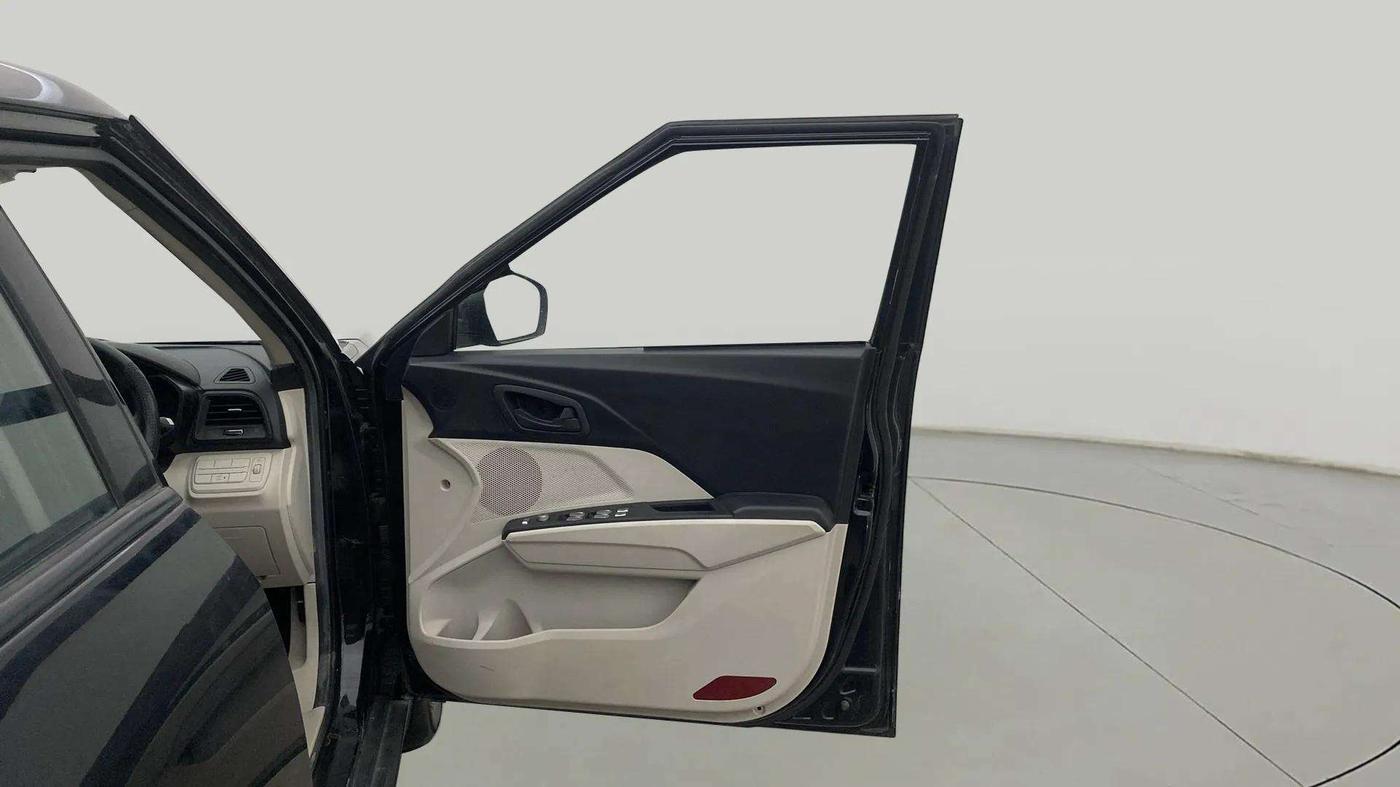 2021 Mahindra XUV300 W4 1.2 PETROL, Petrol, Manual, 17,830 km, RHS Front Door