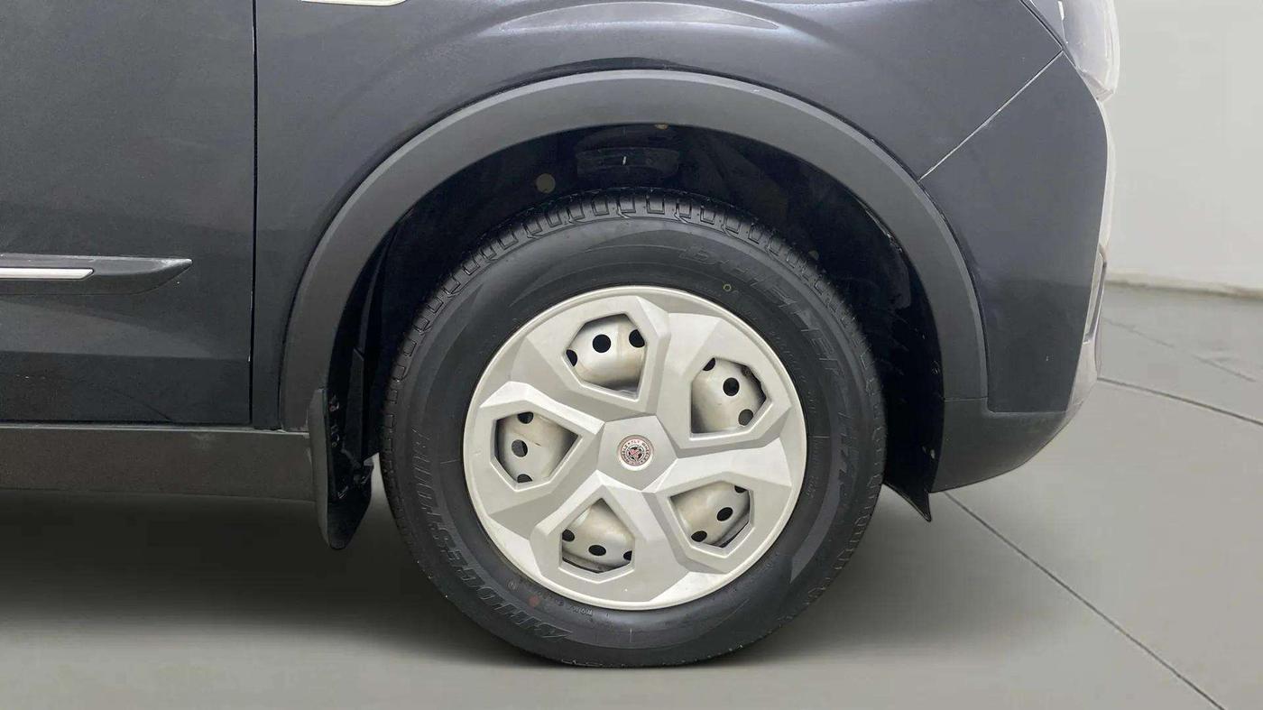 2021 Mahindra XUV300 W4 1.2 PETROL, Petrol, Manual, 17,830 km, Right Front Wheel