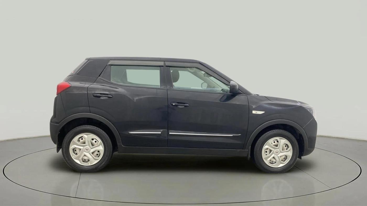 2021 Mahindra XUV300 W4 1.2 PETROL, Petrol, Manual, 17,830 km, Right Side View