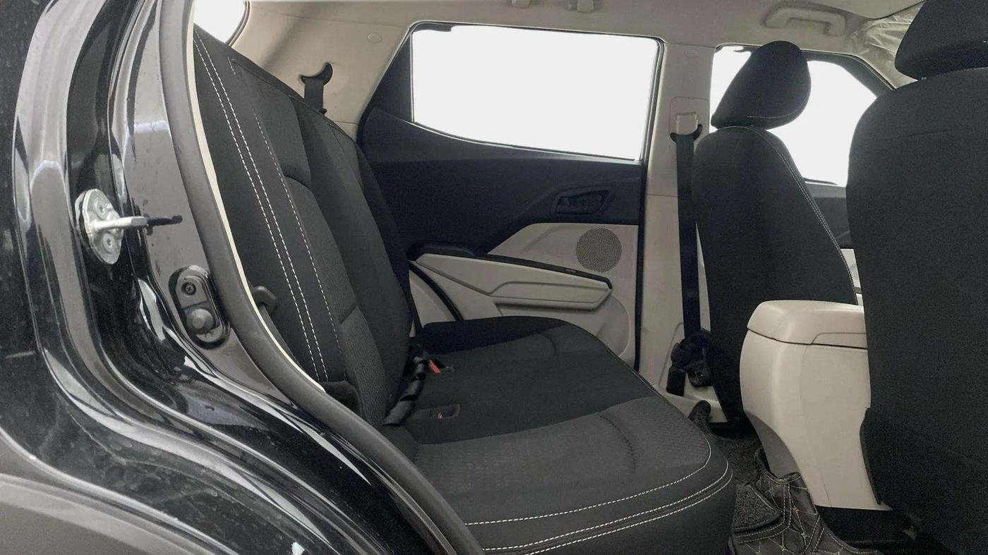 2021 Mahindra XUV300 W4 1.2 PETROL, Petrol, Manual, 17,830 km, Right Side Rear Door Cabin