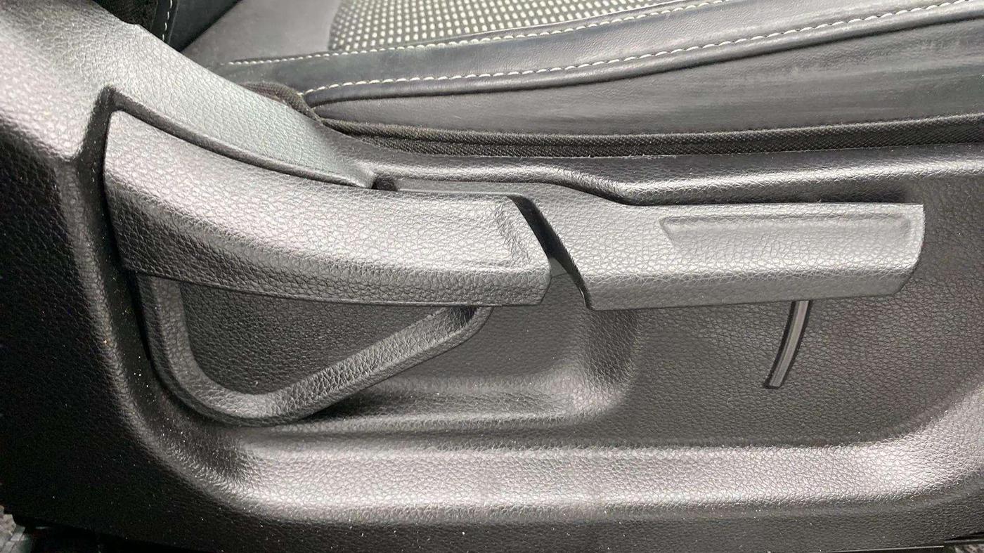 2023 KIA CARENS PRESTIGE 1.4 PETROL 7 STR, Petrol, Manual, 21,123 km, Driver Side Adjustment Panel