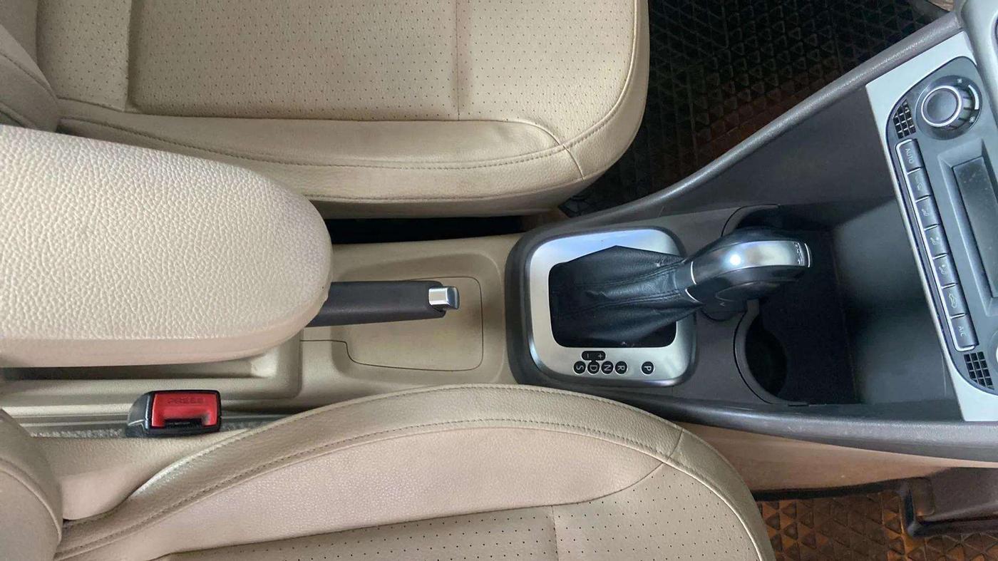2016 Volkswagen Vento HIGHLINE PETROL AT, Petrol, Automatic, 68,877 km, Gear Lever