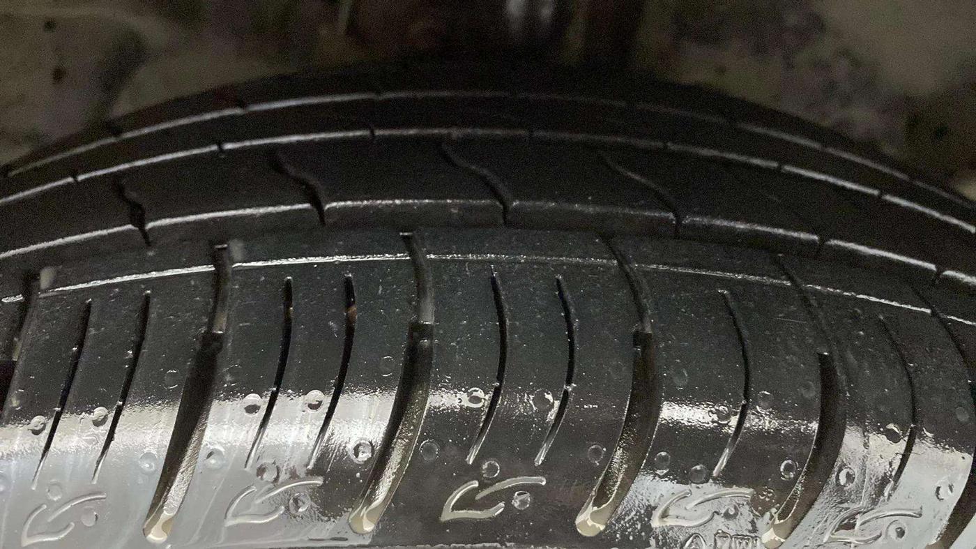 2015 Ford Ecosport TITANIUM 1.5L PETROL AT, Petrol, Automatic, 65,446 km, Right Front Tyre Tread