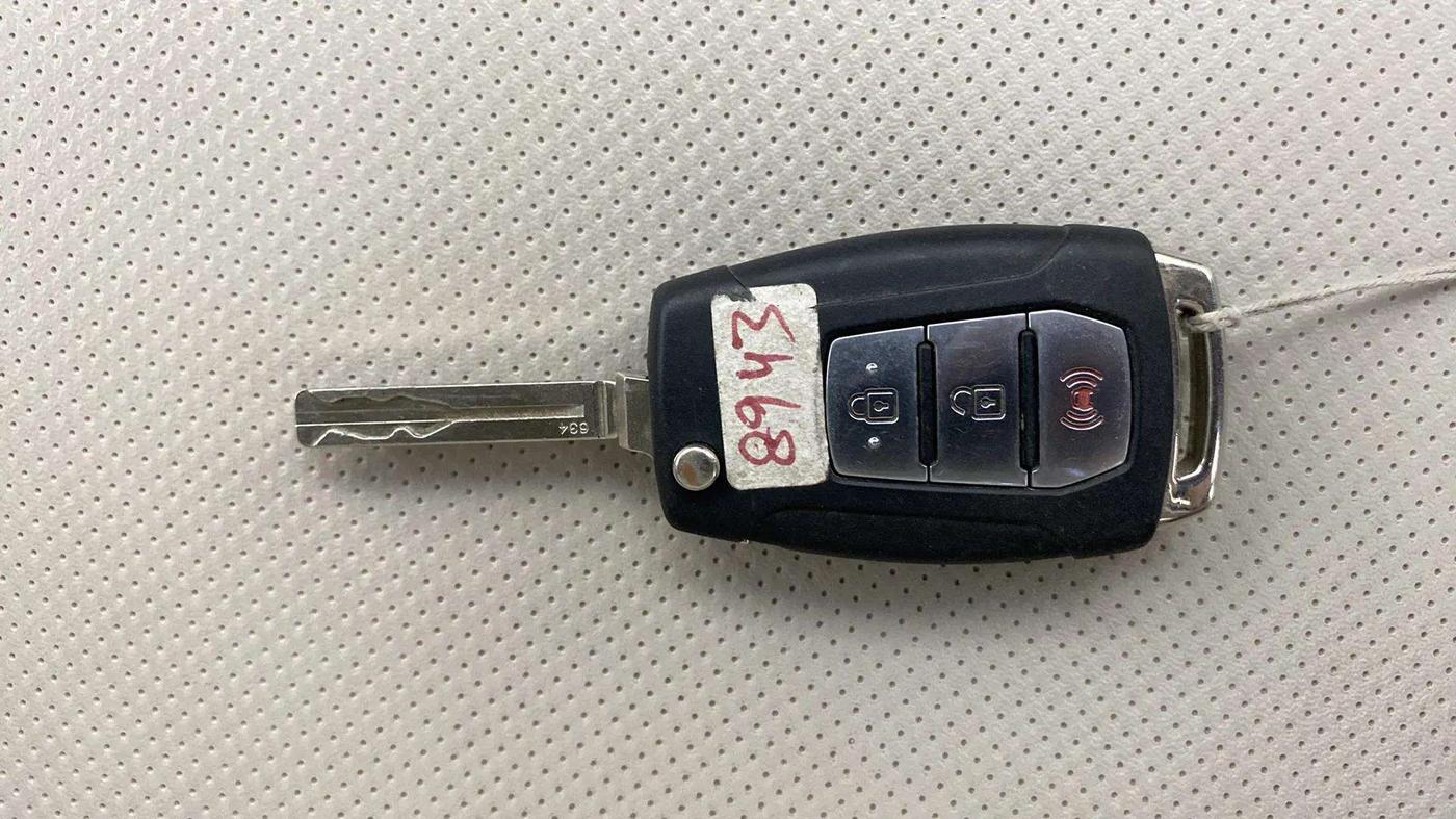 2021 Mahindra XUV300 W8 (O) 1.2 PETROL, Petrol, Manual, 38,186 km, Key Close Up