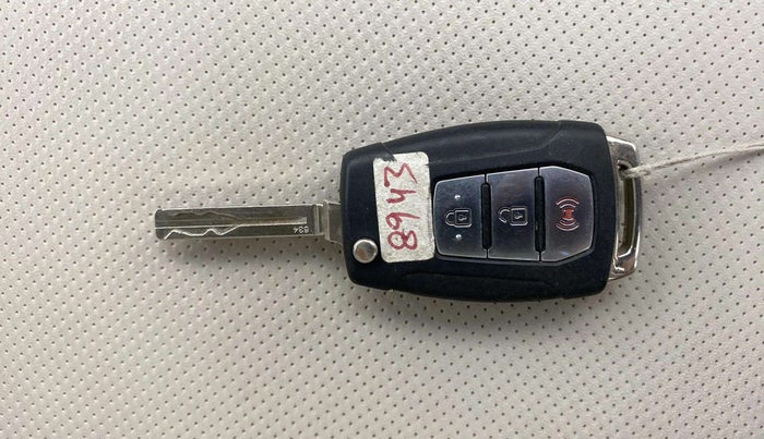 2021 Mahindra XUV300 W8 (O) 1.2 PETROL, Petrol, Manual, 38,186 km, Key Close Up