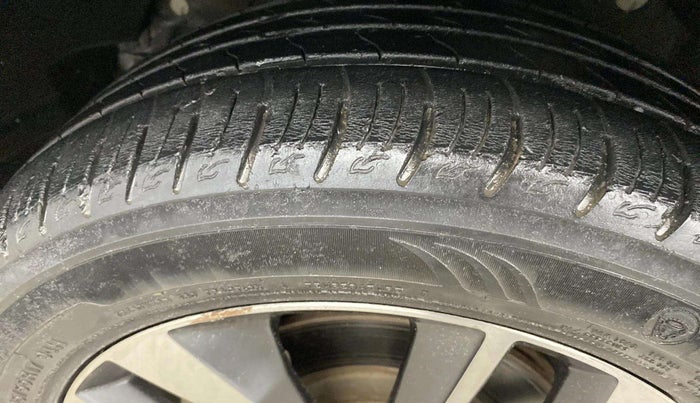 2021 Mahindra XUV300 W8 (O) 1.2 PETROL, Petrol, Manual, 38,186 km, Right Rear Tyre Tread