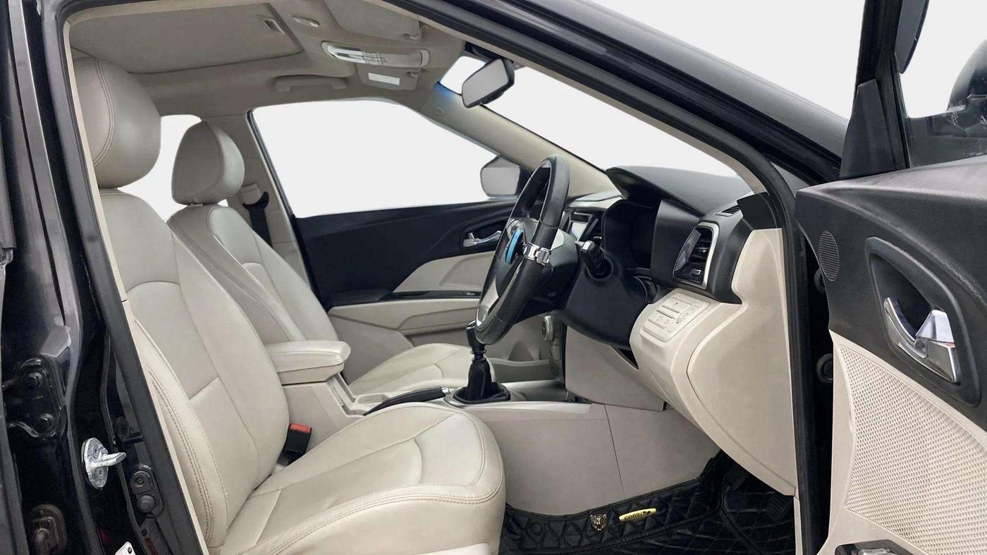 2021 Mahindra XUV300 W8 (O) 1.2 PETROL, Petrol, Manual, 38,186 km, Right Side Front Door Cabin