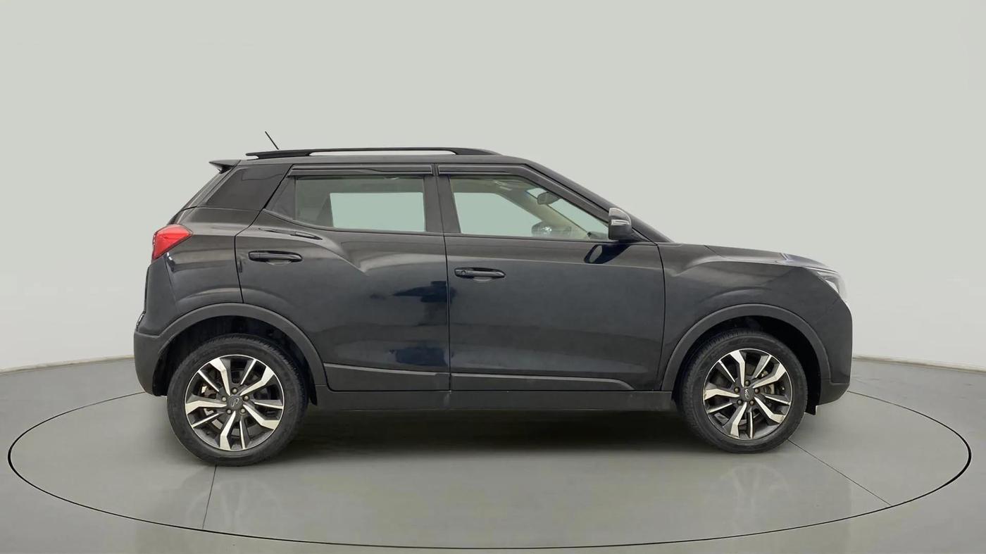 2021 Mahindra XUV300 W8 (O) 1.2 PETROL, Petrol, Manual, 38,186 km, Right Side View