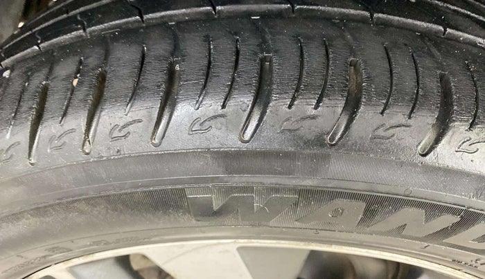 2021 Mahindra XUV300 W8 (O) 1.2 PETROL, Petrol, Manual, 38,186 km, Left Front Tyre Tread