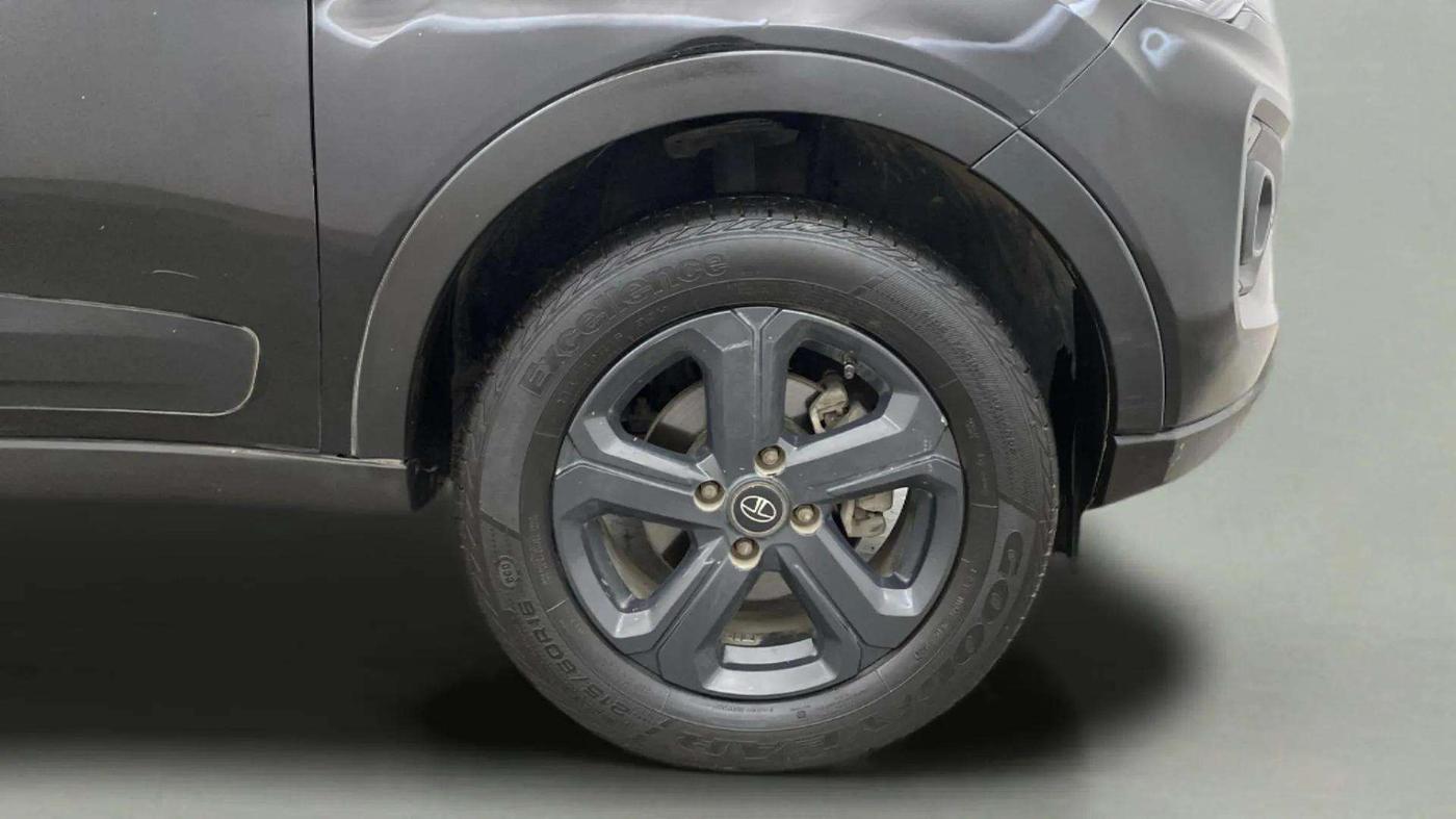 2021 Tata NEXON XZA PLUS (O) PETROL DARK EDITION, Petrol, Automatic, 26,591 km, Right Front Wheel
