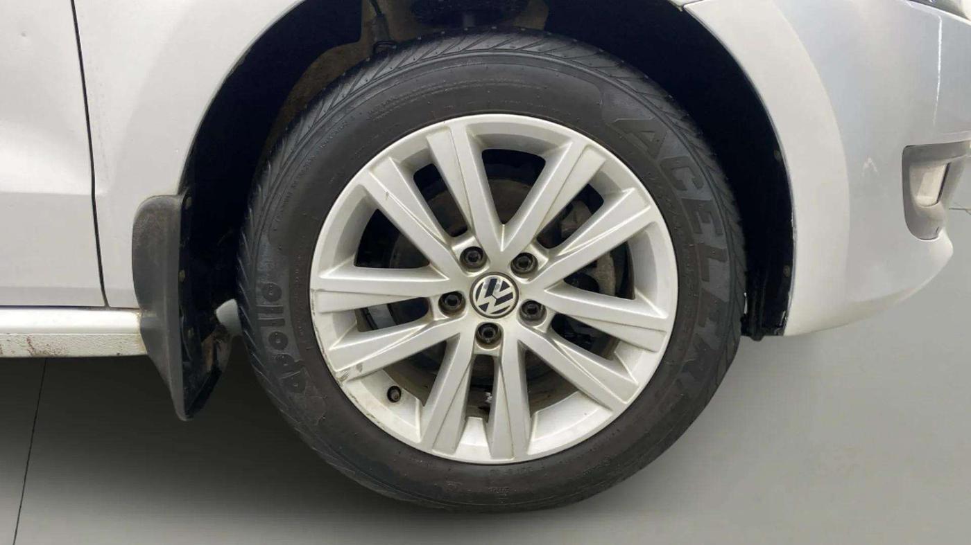 2013 Volkswagen Polo HIGHLINE1.2L, Petrol, Manual, 39,127 km, Right Front Wheel