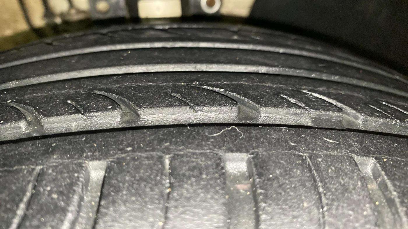 2013 Volkswagen Polo HIGHLINE1.2L, Petrol, Manual, 39,127 km, Right Front Tyre Tread