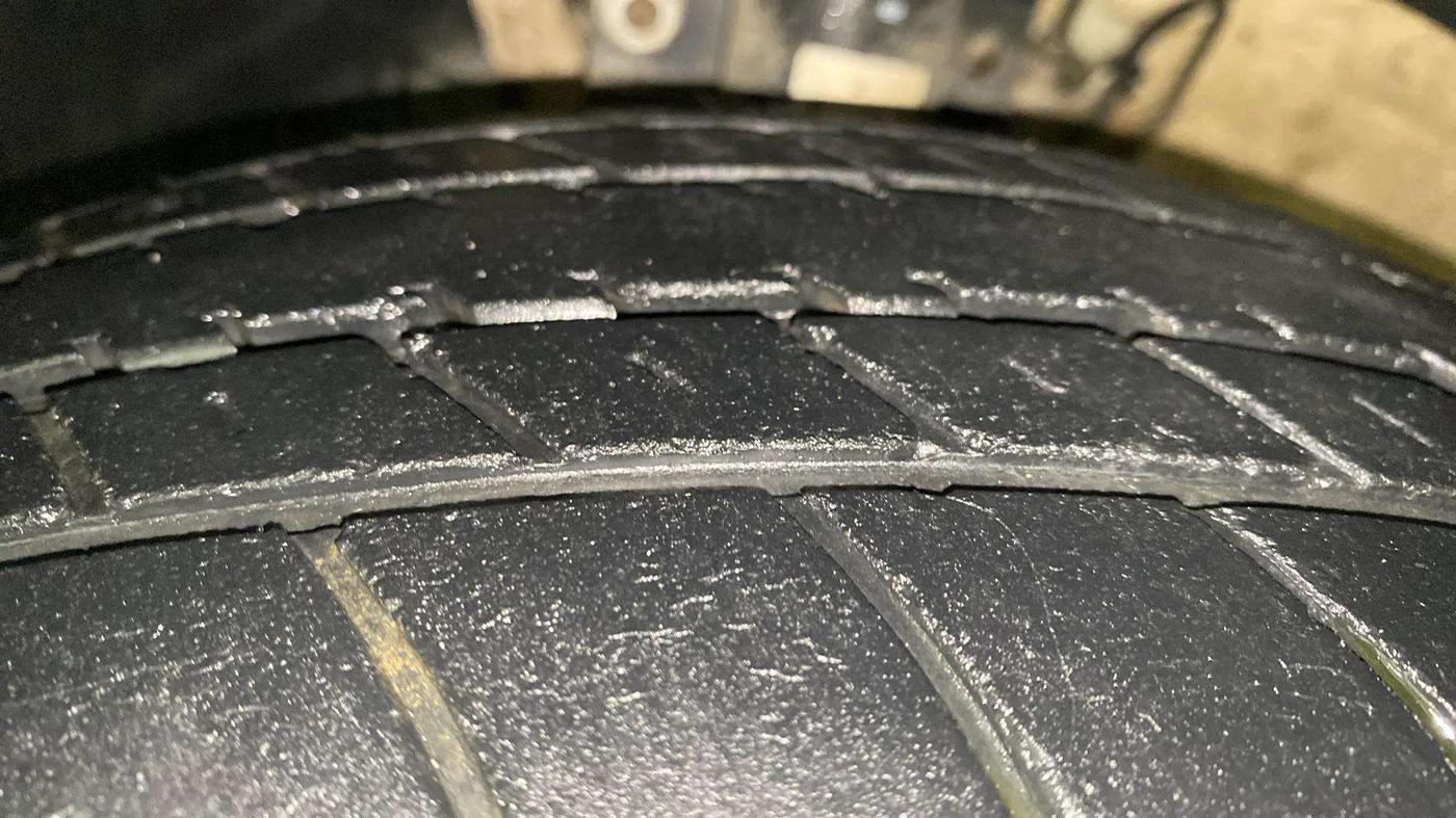 2013 Volkswagen Polo HIGHLINE1.2L, Petrol, Manual, 39,127 km, Left Front Tyre Tread