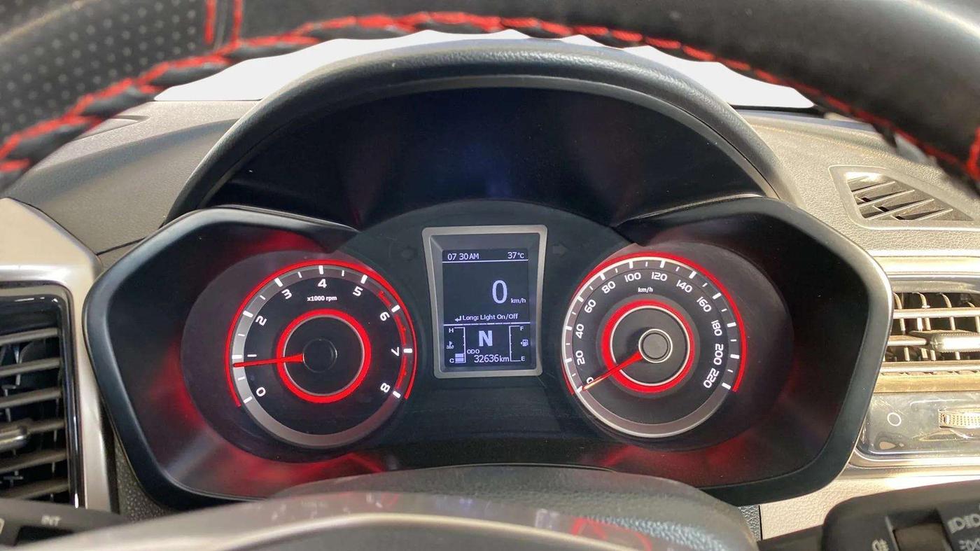 2021 Mahindra XUV300 W8 1.2 PETROL, Petrol, Manual, 32,642 km, Odometer Image