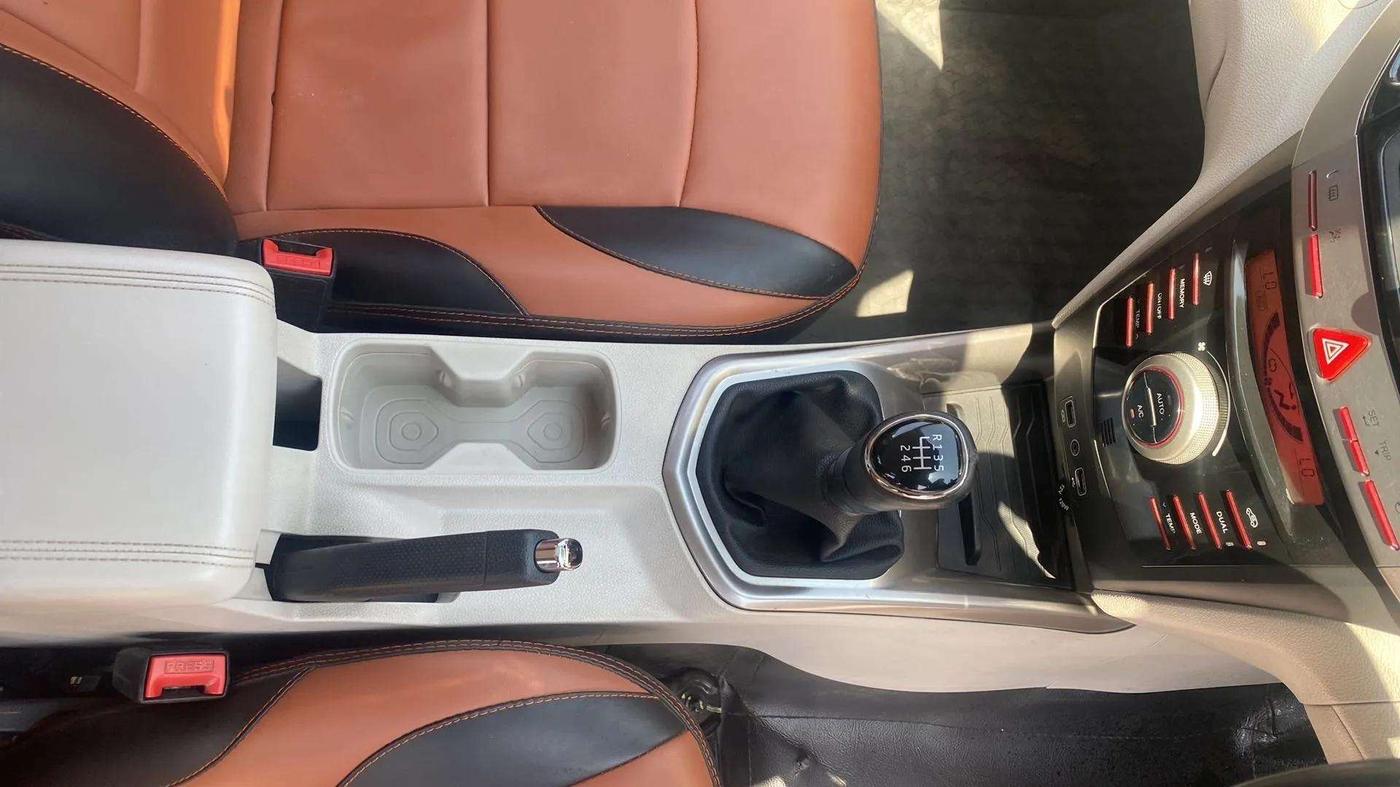 2021 Mahindra XUV300 W8 1.2 PETROL, Petrol, Manual, 32,642 km, Gear Lever