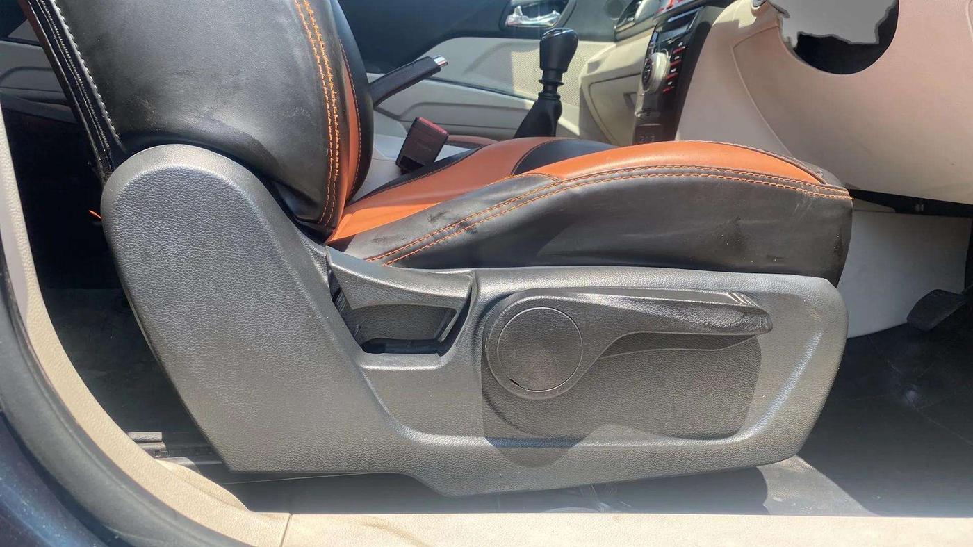 2021 Mahindra XUV300 W8 1.2 PETROL, Petrol, Manual, 32,642 km, Driver Side Adjustment Panel
