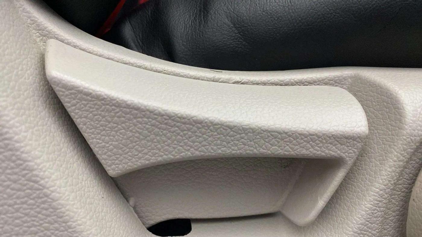 2019 Mahindra XUV300 W8 (O) 1.2 PETROL, Petrol, Manual, 26,225 km, Driver Side Adjustment Panel