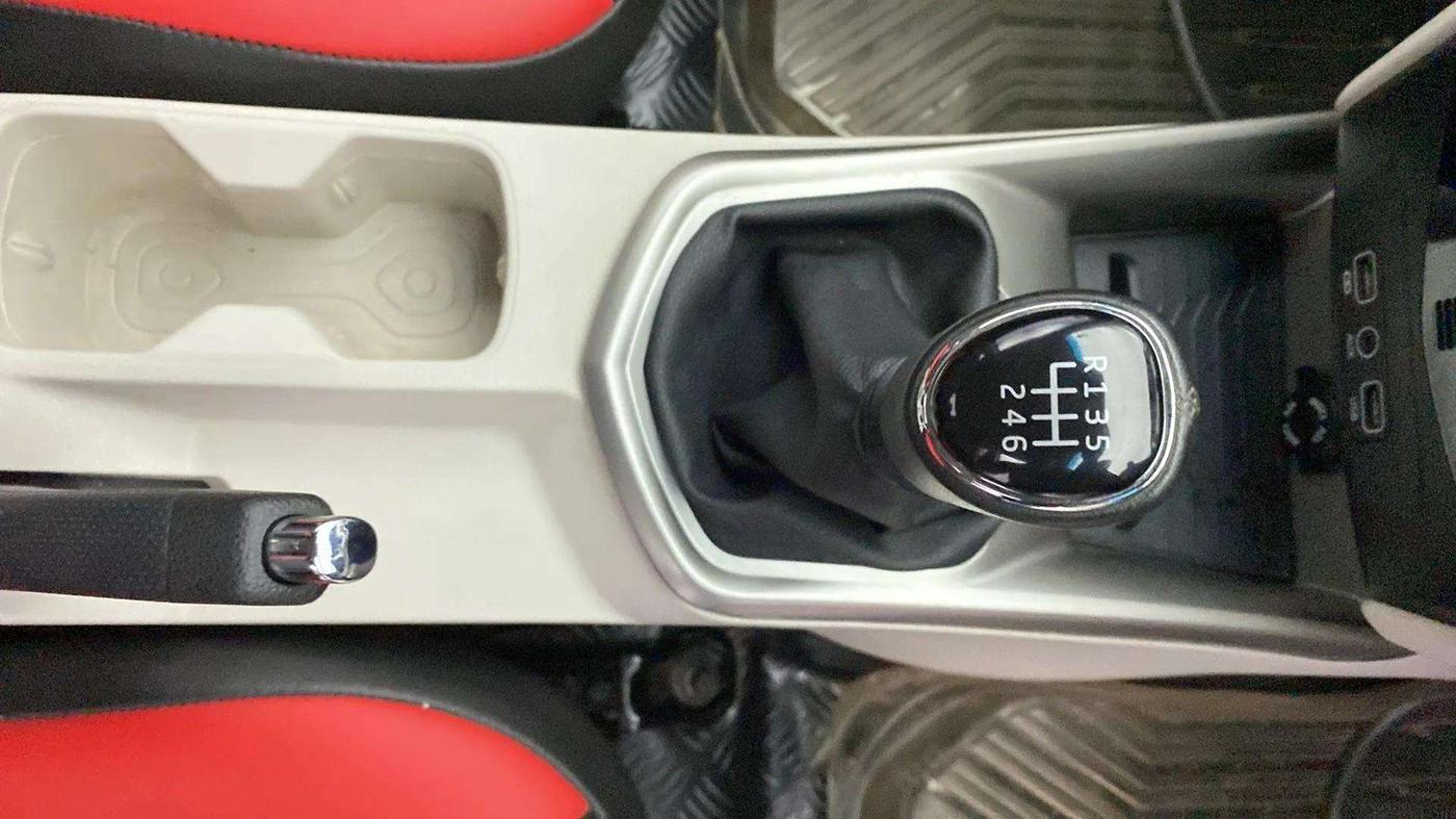 2019 Mahindra XUV300 W8 (O) 1.2 PETROL, Petrol, Manual, 26,225 km, Gear Lever