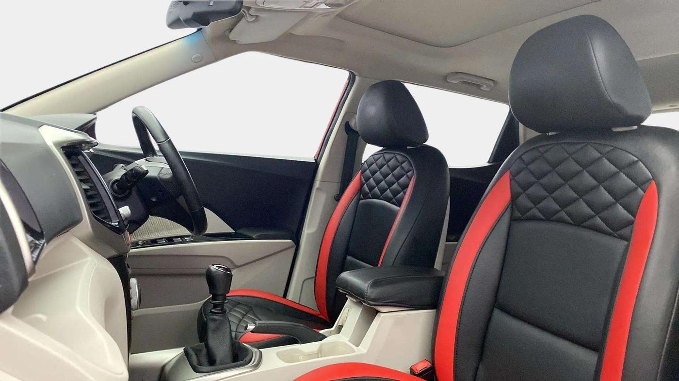 2019 Mahindra XUV300 W8 (O) 1.2 PETROL, Petrol, Manual, 26,225 km, Right Side Front Door Cabin