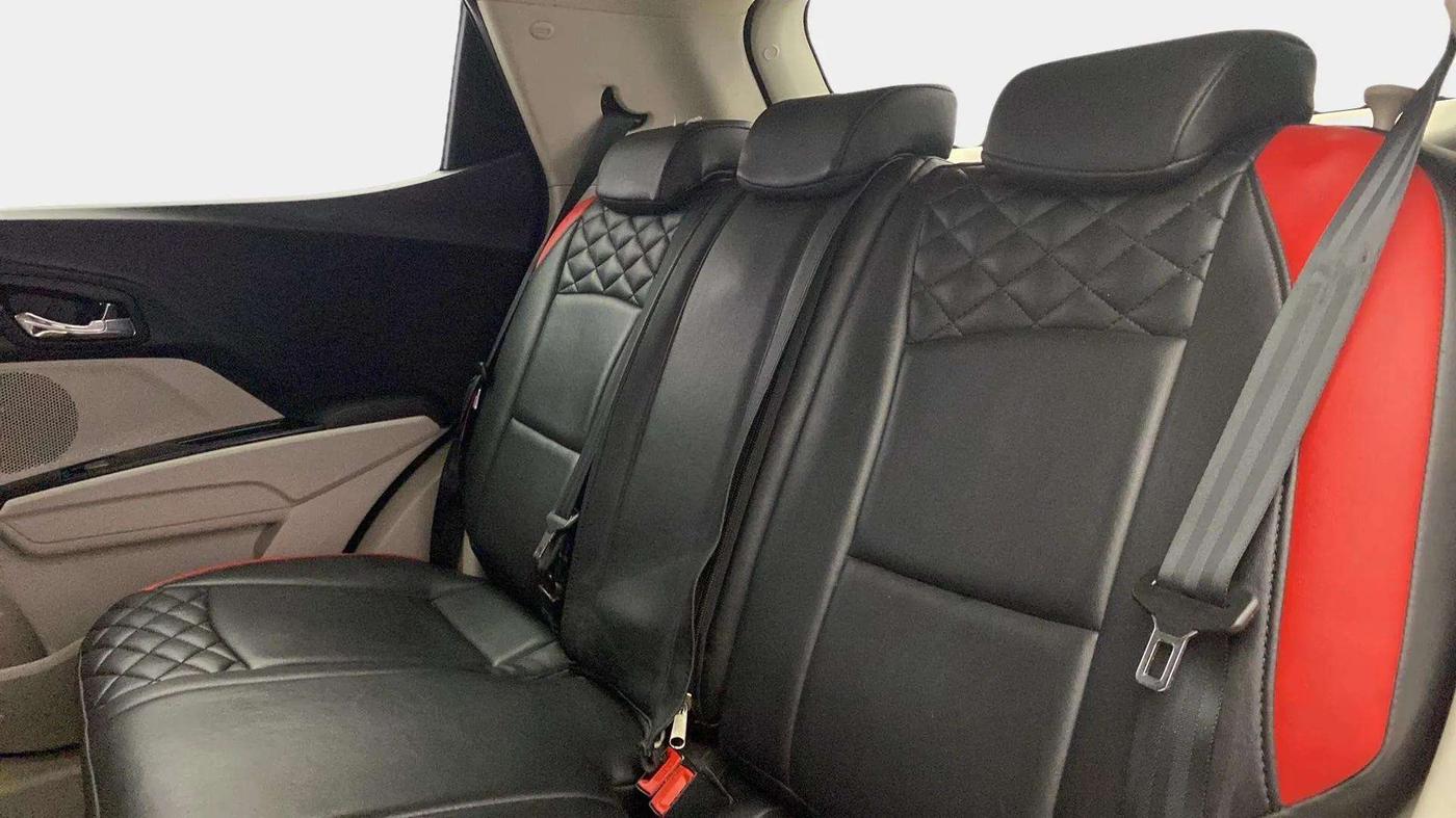 2019 Mahindra XUV300 W8 (O) 1.2 PETROL, Petrol, Manual, 26,225 km, Right Side Rear Door Cabin