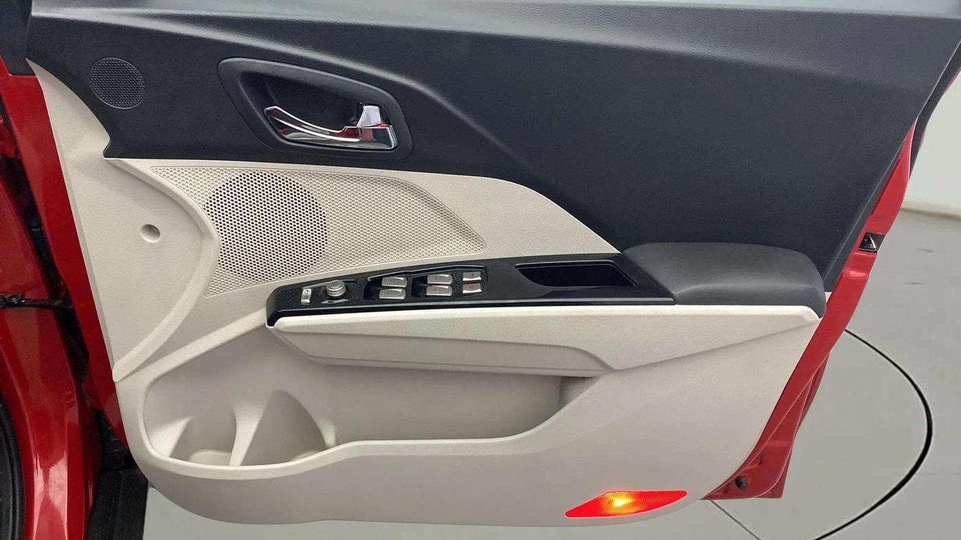 2019 Mahindra XUV300 W8 (O) 1.2 PETROL, Petrol, Manual, 26,225 km, Driver Side Door Panels Control