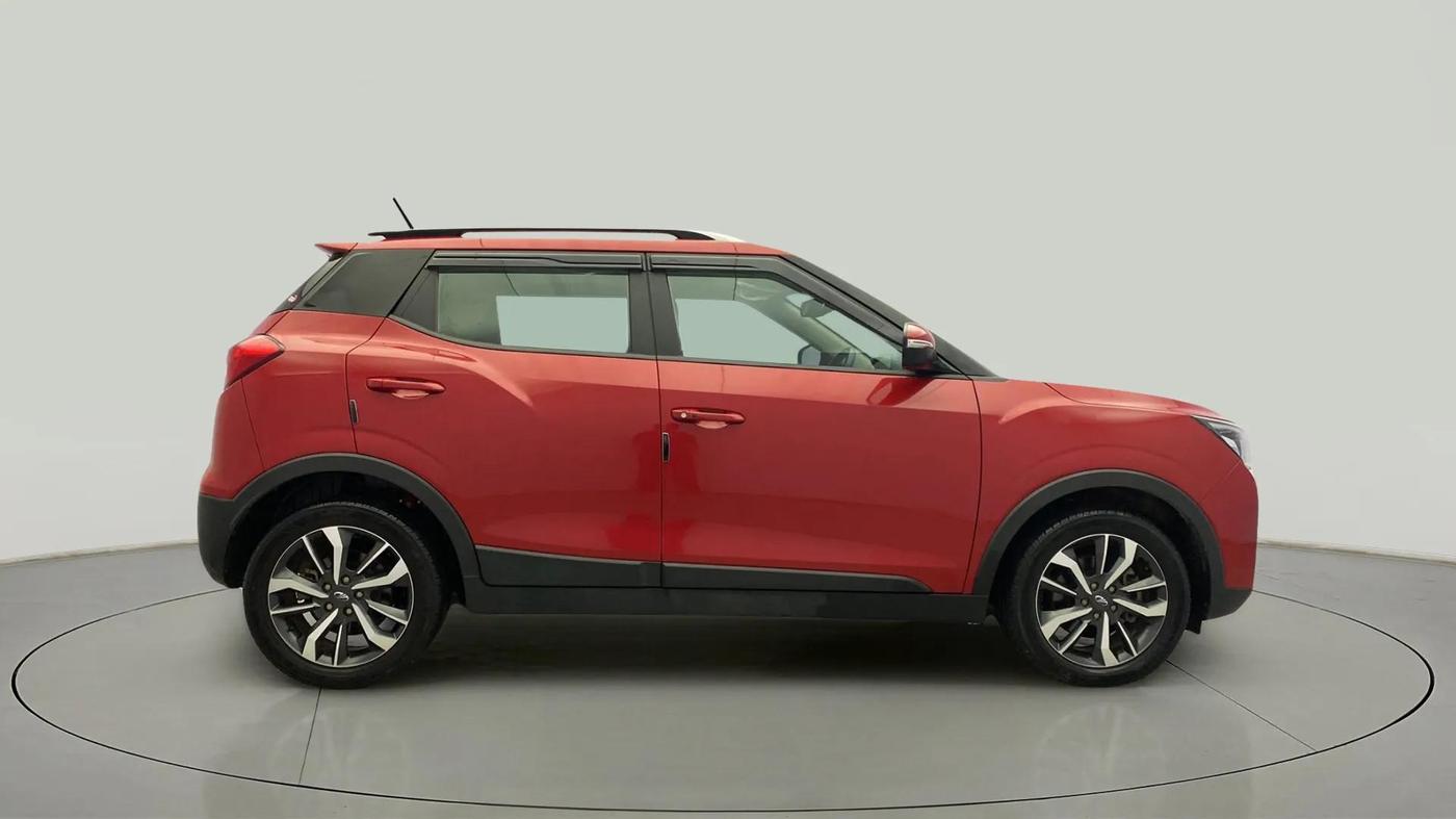 2019 Mahindra XUV300 W8 (O) 1.2 PETROL, Petrol, Manual, 26,225 km, Right Side View