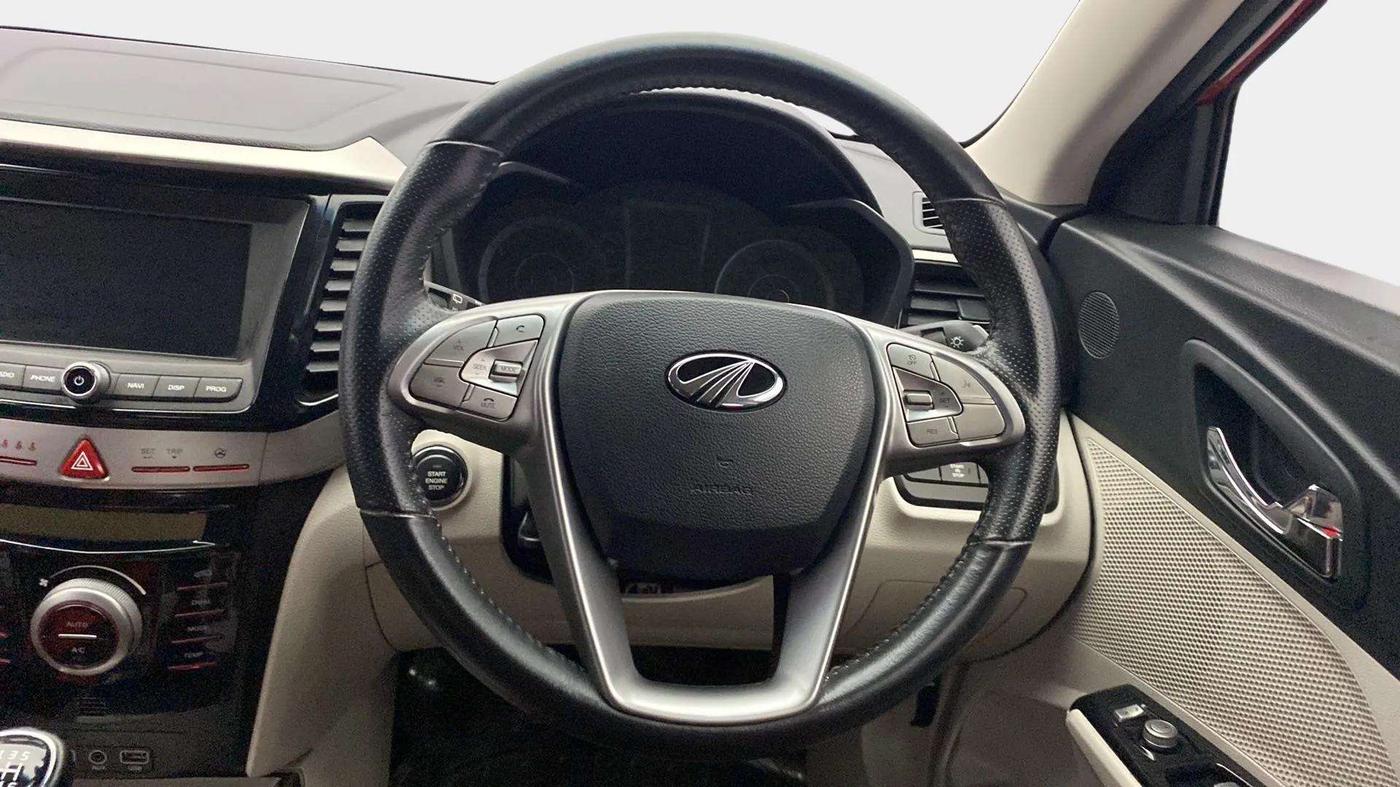 2019 Mahindra XUV300 W8 (O) 1.2 PETROL, Petrol, Manual, 26,225 km, Steering Wheel Close Up