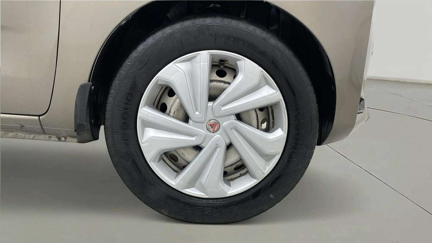 2021 Datsun Redi Go A, Petrol, Manual, 71,801 km, Right Front Wheel