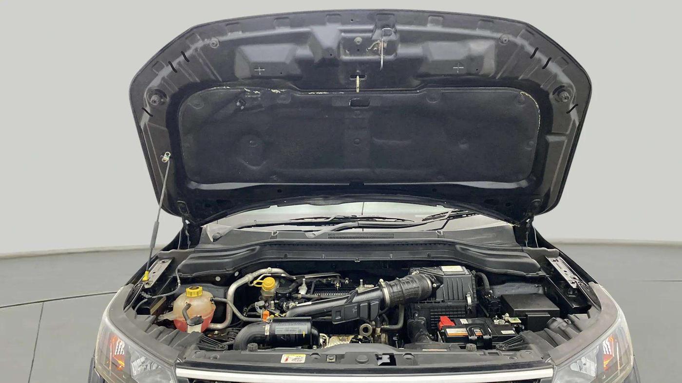 2023 Mahindra XUV300 W4 1.2 PETROL, Petrol, Manual, 6,800 km, Open Bonet