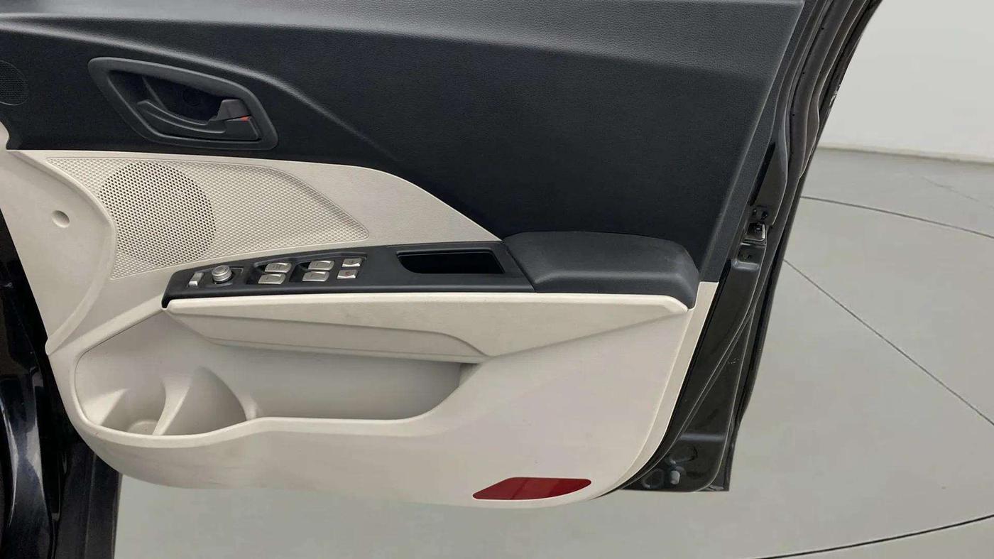 2023 Mahindra XUV300 W4 1.2 PETROL, Petrol, Manual, 6,800 km, Driver Side Door Panels Control