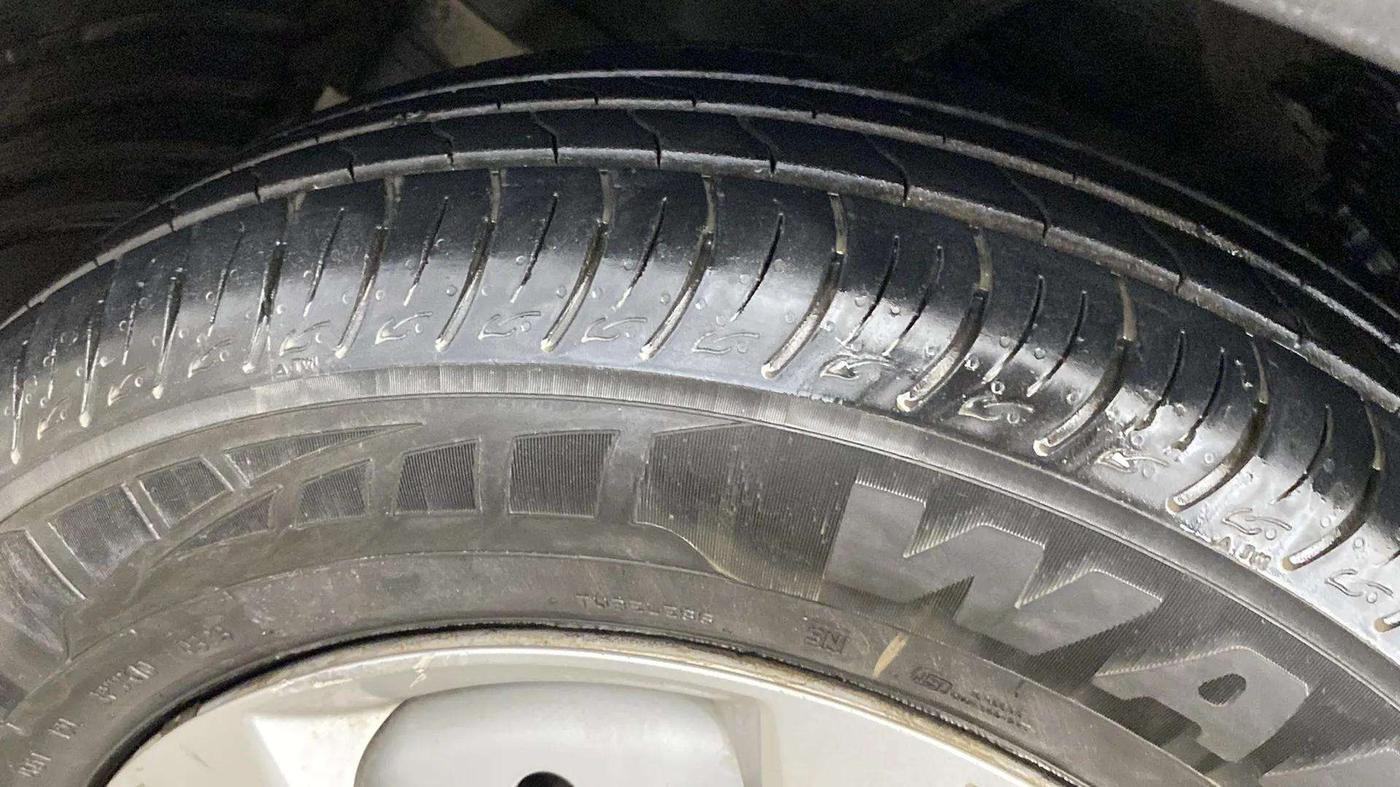 2023 Mahindra XUV300 W4 1.2 PETROL, Petrol, Manual, 6,800 km, Left Rear Tyre Tread