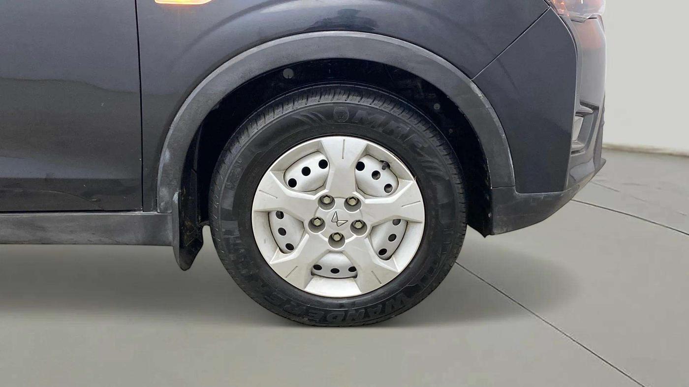 2023 Mahindra XUV300 W4 1.2 PETROL, Petrol, Manual, 6,800 km, Right Front Wheel