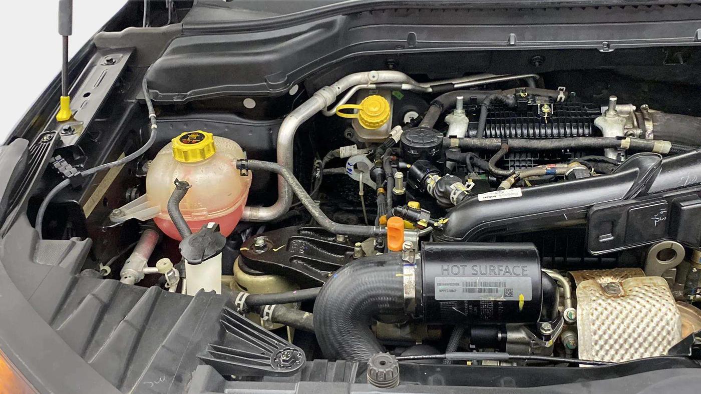 2023 Mahindra XUV300 W4 1.2 PETROL, Petrol, Manual, 6,800 km, Engine View - Right