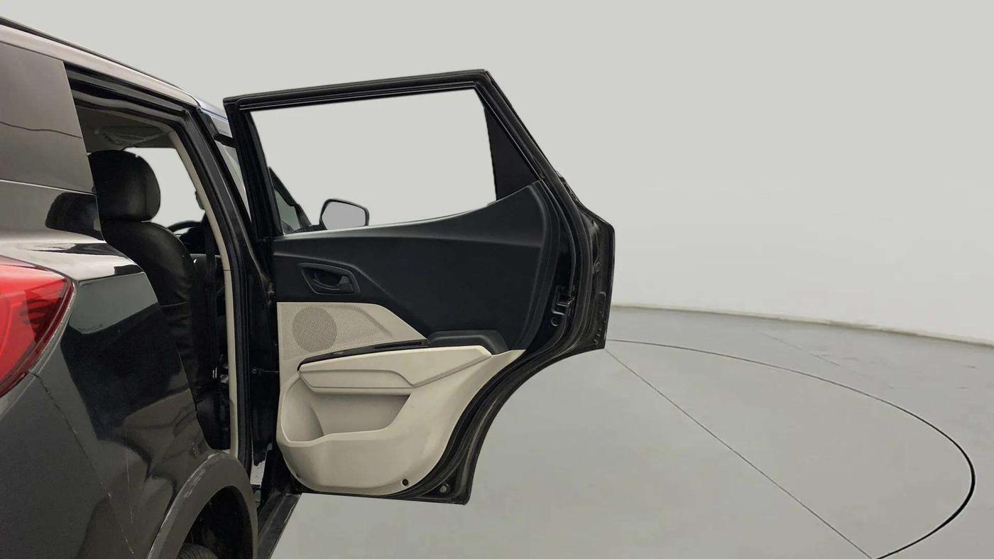 2023 Mahindra XUV300 W4 1.2 PETROL, Petrol, Manual, 6,800 km, RHS Rear Door