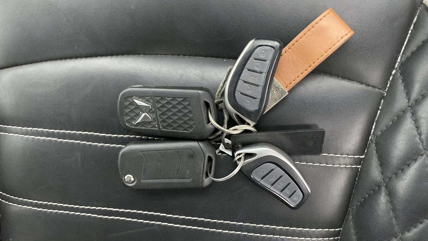 2023 Mahindra XUV300 W4 1.2 PETROL, Petrol, Manual, 6,800 km, Key Close Up