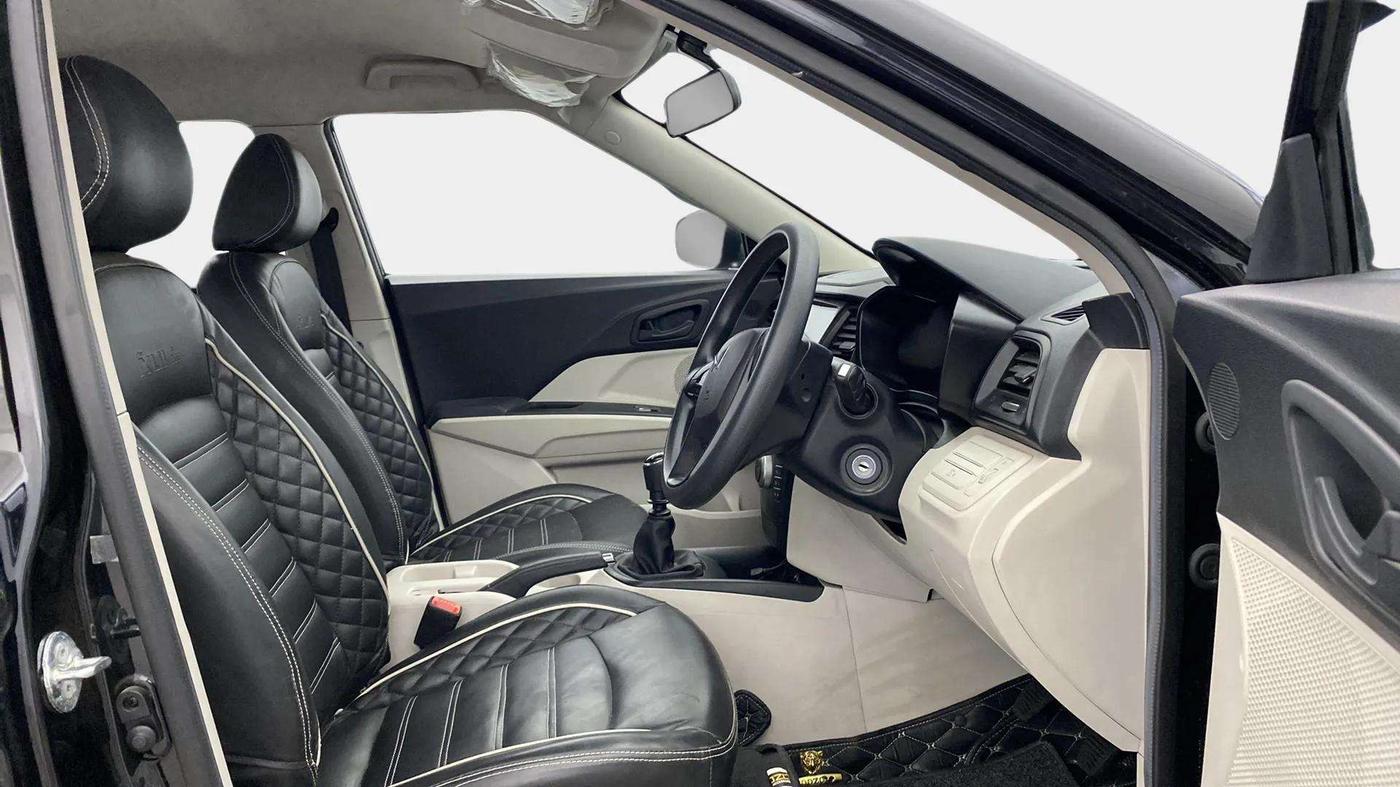 2023 Mahindra XUV300 W4 1.2 PETROL, Petrol, Manual, 6,800 km, Right Side Front Door Cabin