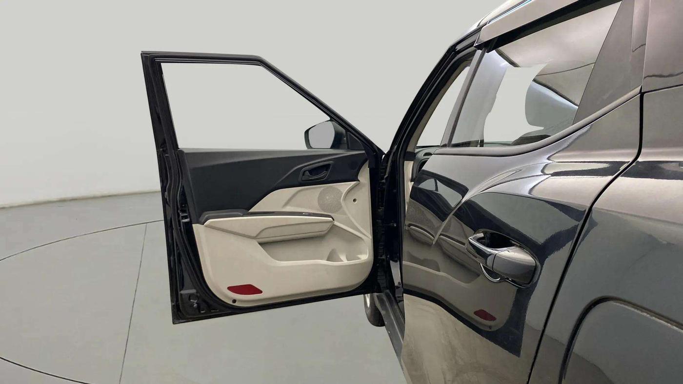 2023 Mahindra XUV300 W4 1.2 PETROL, Petrol, Manual, 6,800 km, LHS Front Door