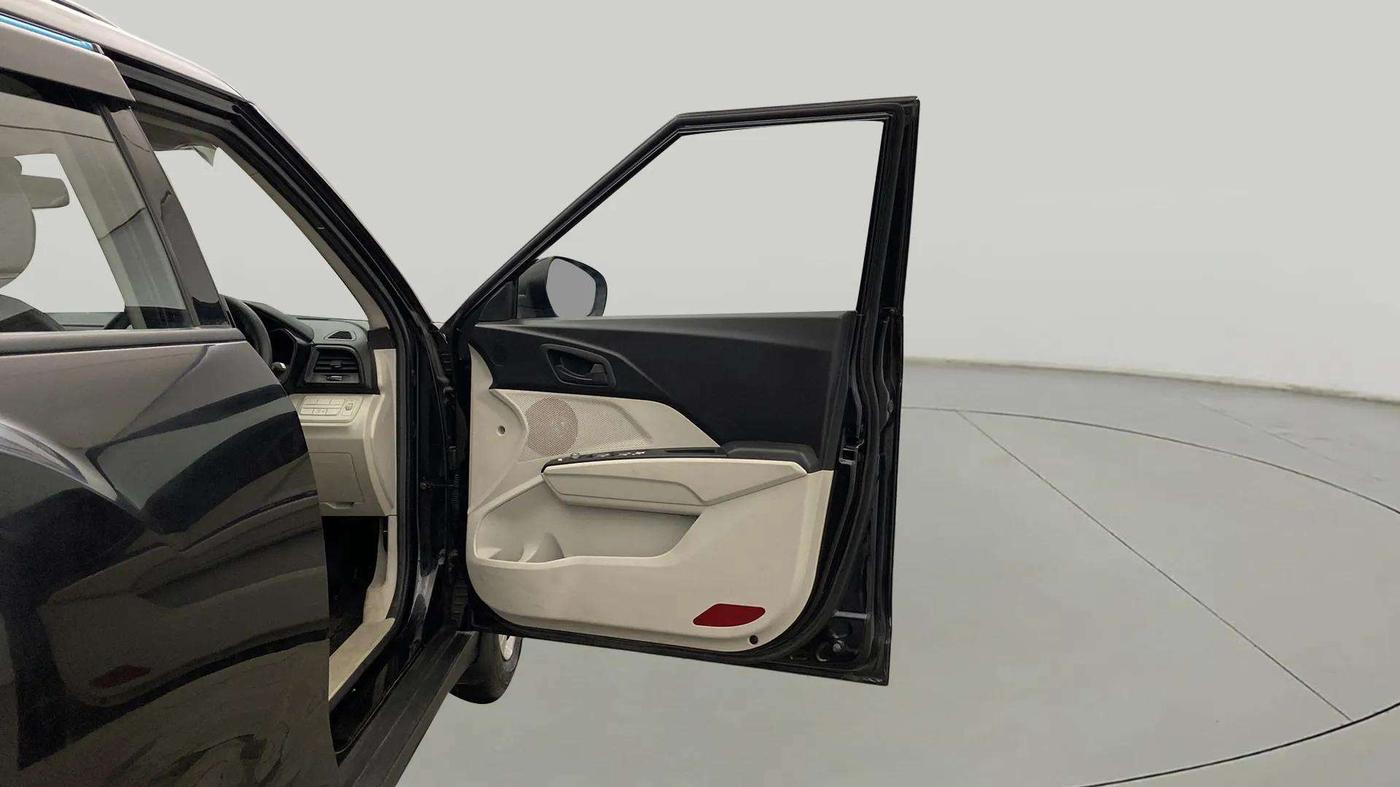 2023 Mahindra XUV300 W4 1.2 PETROL, Petrol, Manual, 6,800 km, RHS Front Door