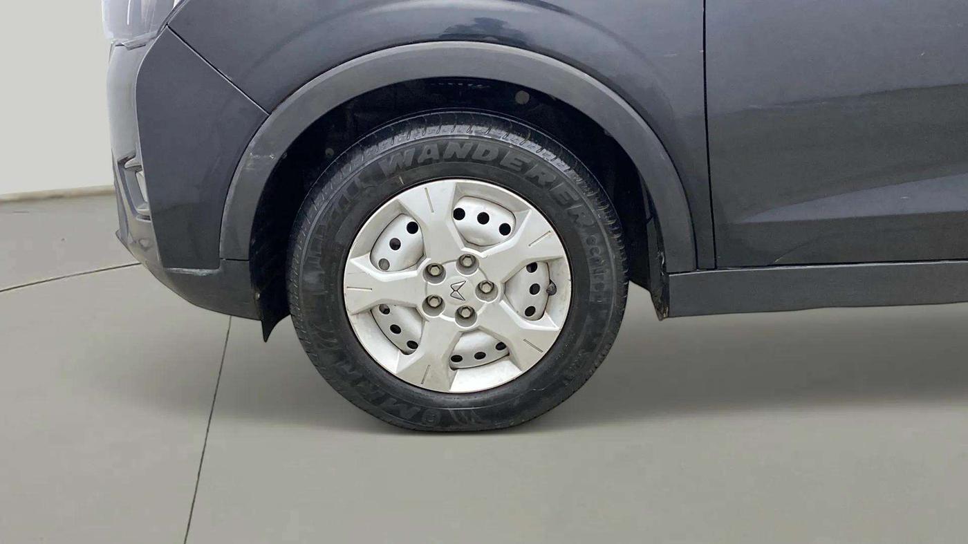 2023 Mahindra XUV300 W4 1.2 PETROL, Petrol, Manual, 6,800 km, Left Front Wheel