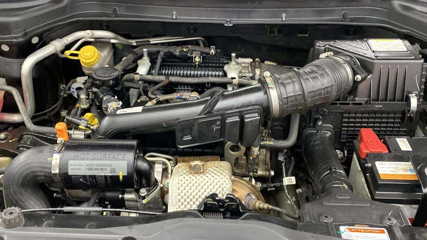 2023 Mahindra XUV300 W4 1.2 PETROL, Petrol, Manual, 6,800 km, Engine View