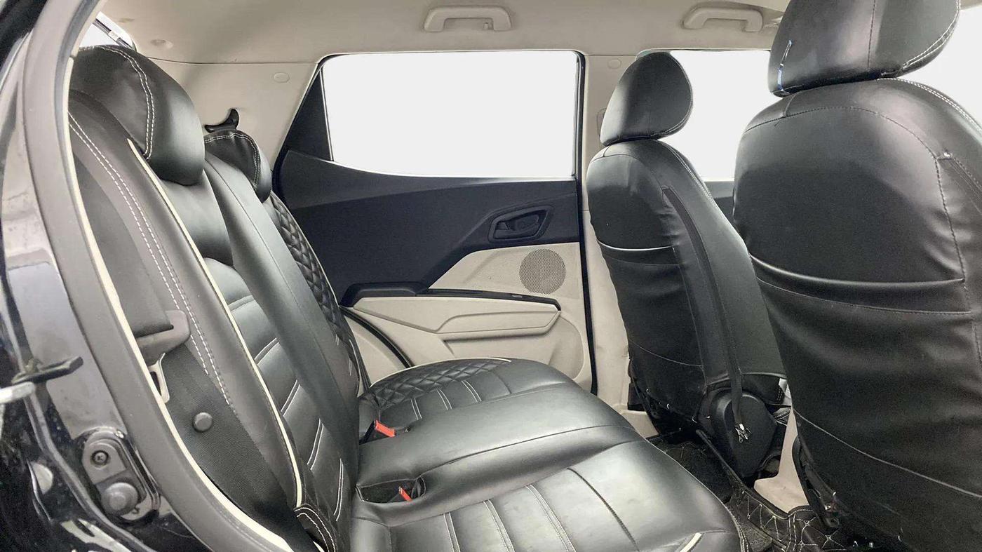 2023 Mahindra XUV300 W4 1.2 PETROL, Petrol, Manual, 6,800 km, Right Side Rear Door Cabin