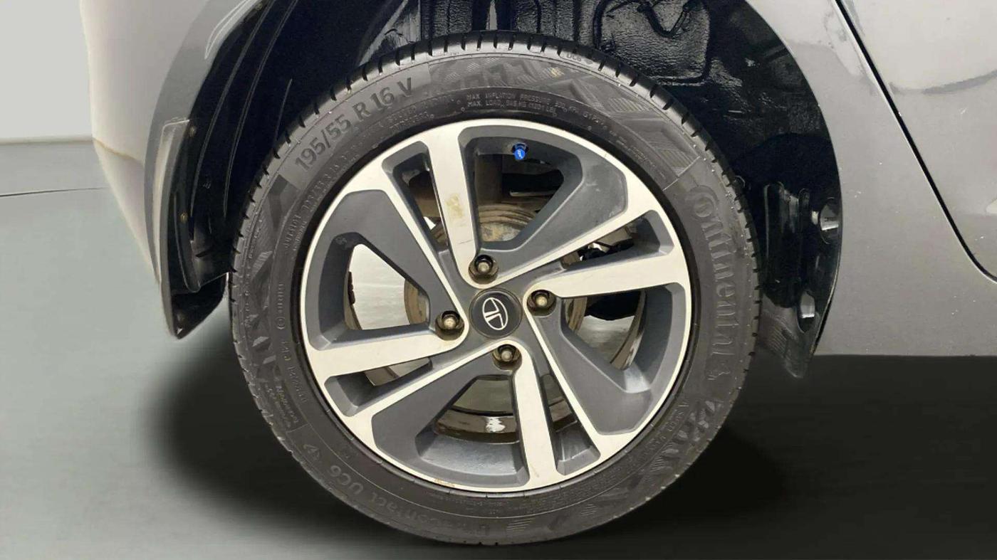 2021 Tata ALTROZ XZ DIESEL, Diesel, Manual, 52,698 km, Right Rear Wheel
