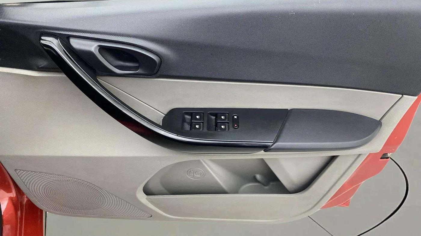 2016 Tata Tiago XT PETROL, Petrol, Manual, 34,296 km, Driver Side Door Panels Control
