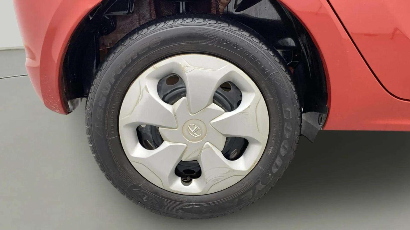 2016 Tata Tiago XT PETROL, Petrol, Manual, 34,296 km, Right Rear Wheel