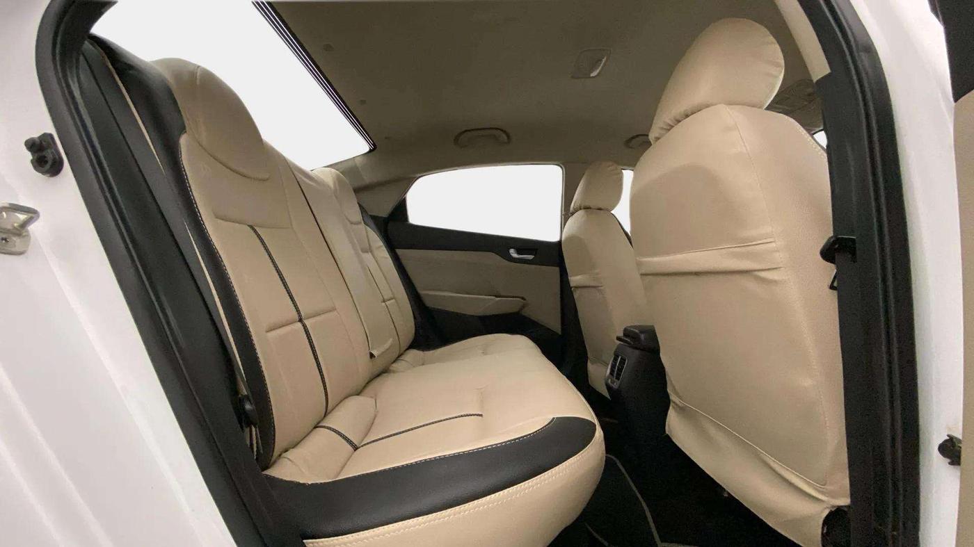 2019 Hyundai Verna 1.6 VTVT SX, Petrol, Manual, 33,588 km, Right Side Rear Door Cabin