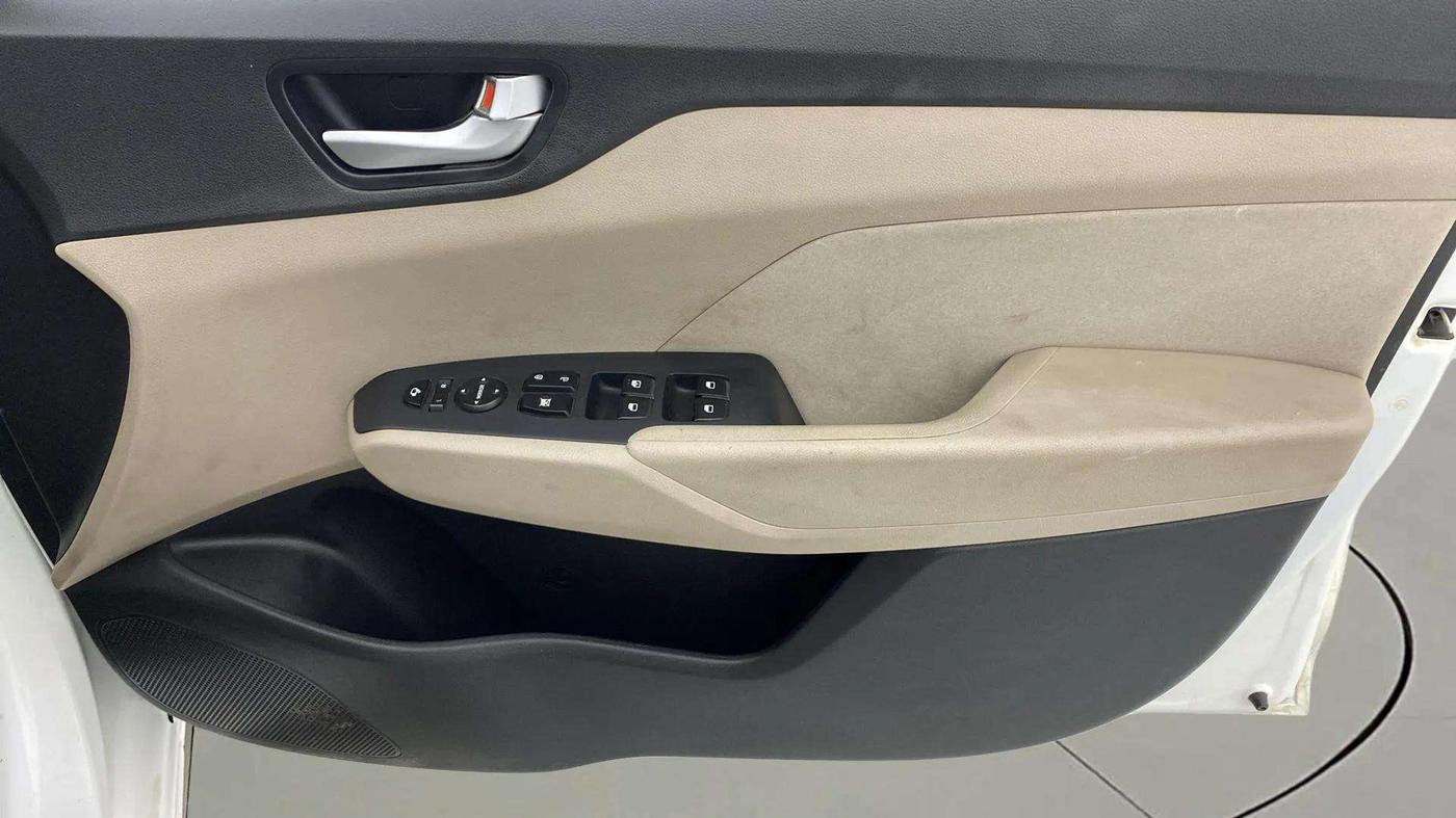 2019 Hyundai Verna 1.6 VTVT SX, Petrol, Manual, 33,588 km, Driver Side Door Panels Control