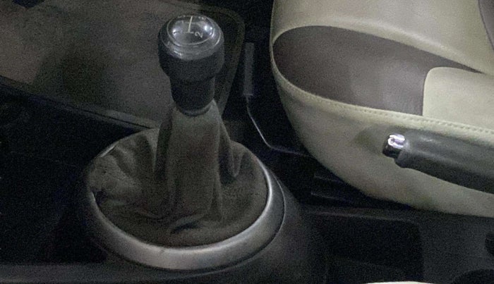 2013 Hyundai i20 MAGNA (O) 1.2, Petrol, Manual, 23,118 km, Gear lever - Boot cover slightly torn