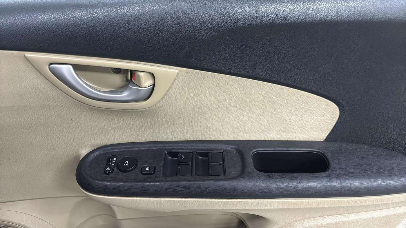 2015 Honda Brio VX AT, Petrol, Automatic, 27,849 km, Driver Side Door Panels Control
