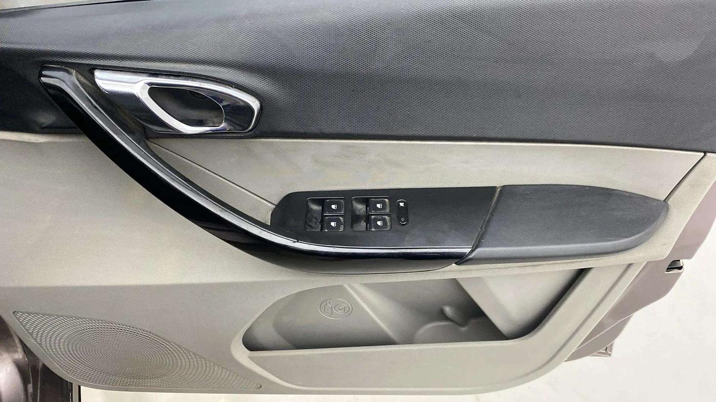 2017 Tata Tiago XZ PETROL, Petrol, Manual, 74,028 km, Driver Side Door Panels Control