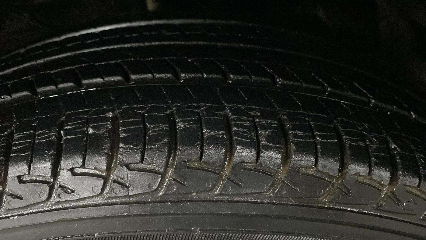 2017 Maruti Baleno DELTA PETROL 1.2, Petrol, Manual, 9,079 km, Right Front Tyre Tread